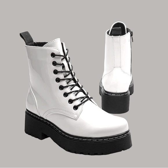 🛑BOGO🆕Trendy-Chic White Patent Chunky Boot - Picture 1 of 7